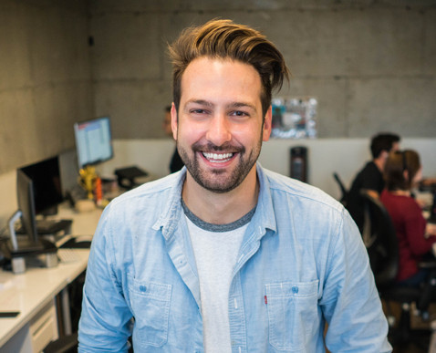 Portrait eines gl&uuml;cklichen Bewerbers f&uuml;r einen Job bei aeGmbH.
